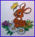 Hase auf Blumen mit Schmetterling